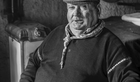Izložba fotografija Mare Milin ,,ŽIVOT/LIFE’’ postavljena u staroj jezgri Makarske: Posveta ljudima koji radom i životom čine grad