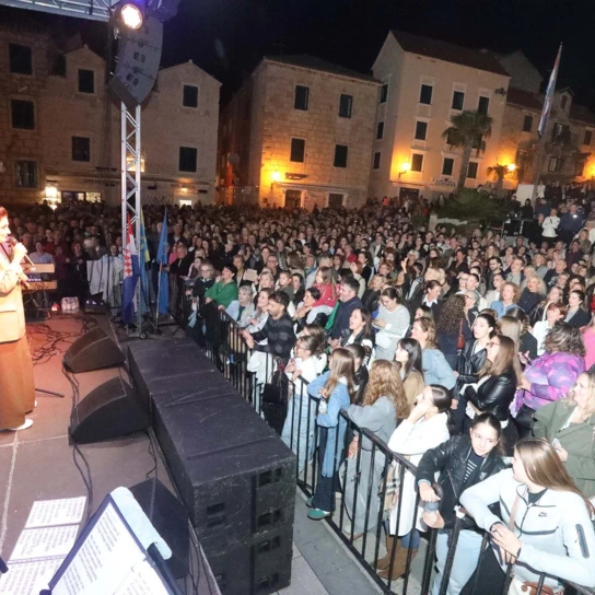 Makarani proslavili Dan grada uz mega tortu i Doris Dragović