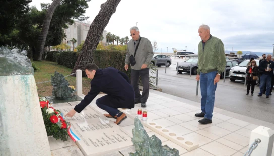 Dan sjećanja: Makarani odali počast žrtvama u Makarskoj i Vukovaru