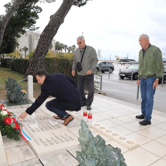 Dan sjećanja: Makarani odali počast žrtvama u Makarskoj i Vukovaru