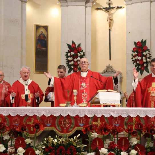 Nuncij Lingua predvodio misno slavlje na svetkovinu sv. Klementa mučenika u Makarskoj