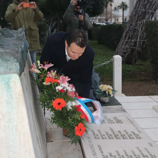 Polaganjem vijenaca i paljenjem svijeća odana počast hrvatskim braniteljima