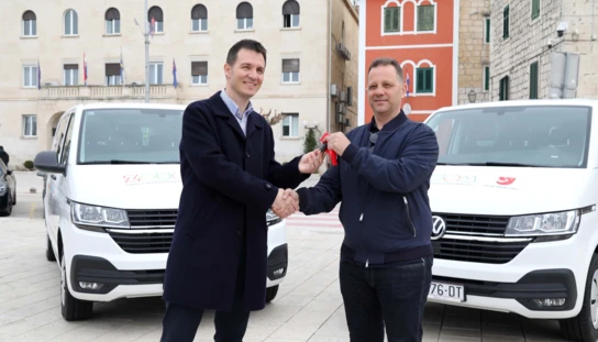 Grad Makarska sportskim udrugama predao dva kombija za prijevoz na natjecanja