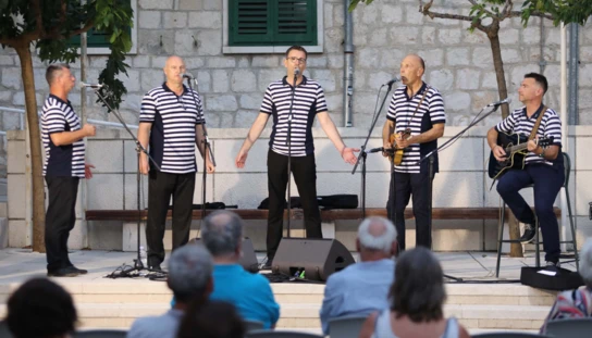 Koncert Klape Srdela na Trgu Tina Ujevića: Večer dalmatinske pisme i tradicije u sklopu "Maestrale"