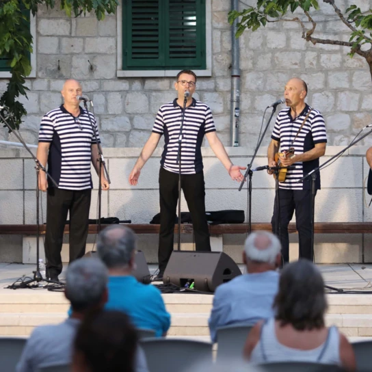 Koncert Klape Srdela na Trgu Tina Ujevića: Večer dalmatinske pisme i tradicije u sklopu "Maestrale"