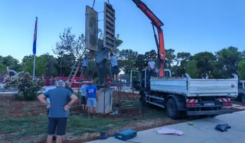Spomenik dr. Franji Tuđmanu premješten unutar parka Peškera
