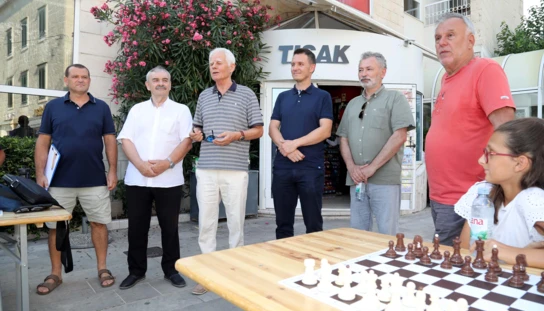 Tradicionalna šahovska simultanka održana unatoč visokim temperaturama