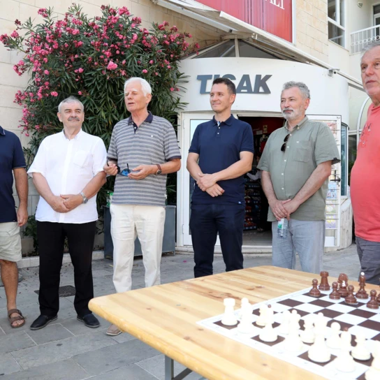 Tradicionalna šahovska simultanka održana unatoč visokim temperaturama