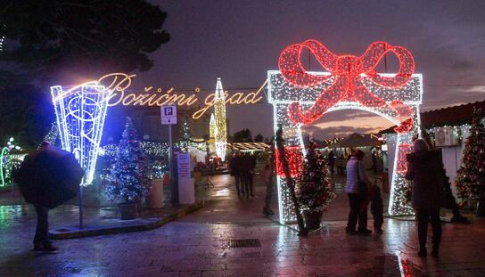 Advent u Makarskoj - Božićni grad