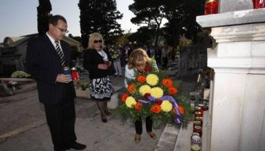 Blagdan Svih svetih: Delegacija Grada položila cvijeće i zapalila svijeće za sve preminule