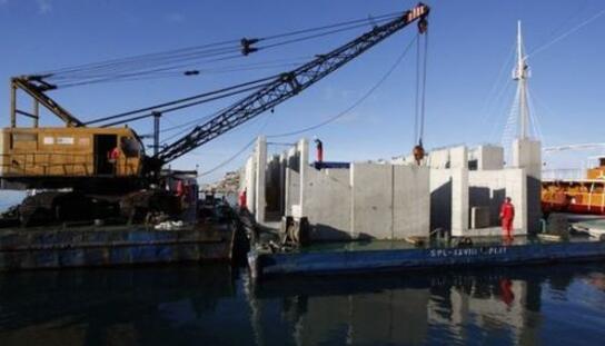 Radovi na lukobranu: U luku dotegljeni betonski propusti za vodu