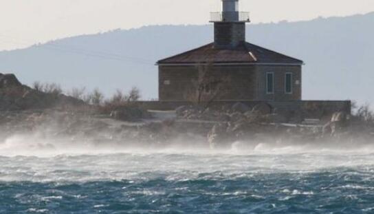 Priopćenje Stambenog gospodarstva Makarska d.o.o.: Za prijavu šteta uzrokovanih burom građani mogu nazvati brojeve 615-565 ili 612-061
