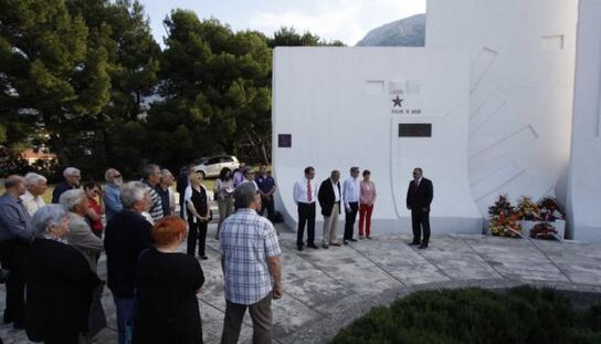 Polaganjem vijenaca na Spomeniku revolucije na Glavici Grad Makarska obilježio Dan pobjede nad fašizmom