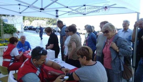 Akcijom mjerenja tlaka i šećera u krvi u Makarskoj obilježen tjedan Crvenog križa