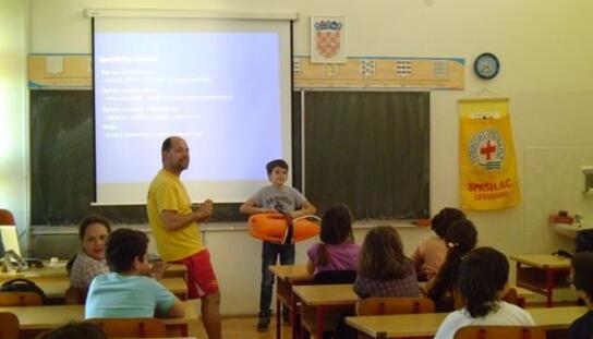 Crveni križ Makarska: Počela predavanja o sigurnosti djece na moru u osnovnim školama