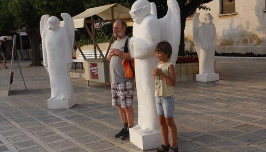 Izložba Anđeli čuvari kipara Marina Marinića preselila na makarske ulice