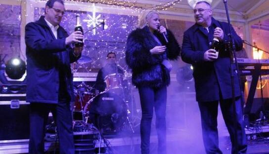 Kačićev trg dupkom pun: Makarani prve sate 2016. dočekali uz hitove Magazina