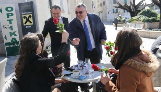 Međunarodni dan žena: Čelnici Grada Makarske sugrađanke darivali ružama