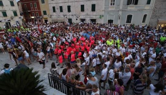 Mali grad za veliki turnir: Prepun Kačićev trg na svečanom otvorenju 19. Međunarodnog rukometnog turnira Makarska 2016.