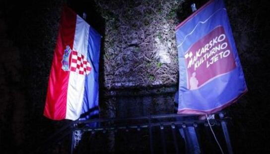 Večeras u 21 sat otvaranje Makarskog kulturnog ljeta: Šest predstava, pet izložbi i 15 koncerata u konkurenciji za ‘Osmijeh Biokova’, Festival započinje ‘Kaubojima’ Teatra Exit