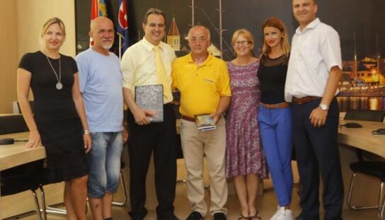 U gradskoj vijećnici održan prijem za predstavnike KUD Mirče Acev: ‘Dogodine slavimo 70 godina postojanja, a proslavu ne možemo zamisliti bez gostovanja makarskog FA Tempet’