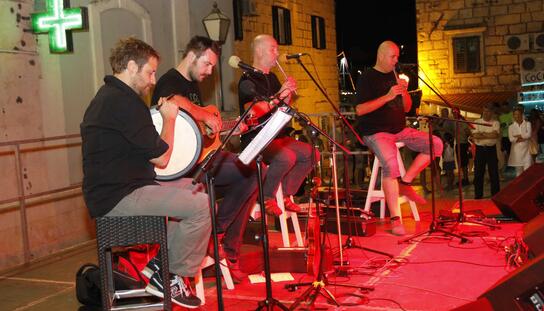 Povratak ‘Časnih ljudi’: Irska glazba preplavila Kačićev trg, nekoliko stotina posjetitelja uživalo u koncertu grupe Ciotog