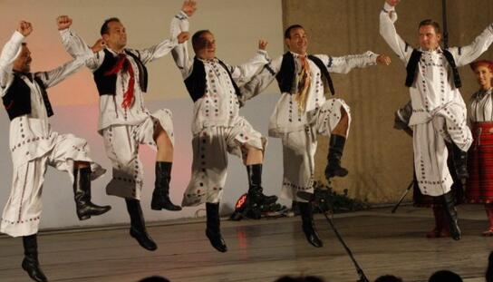 Gostovanje najvećeg hrvatskog folklornog društva: Ansambl Lado večeras u 21 sat na pozornici Ljetnog kina