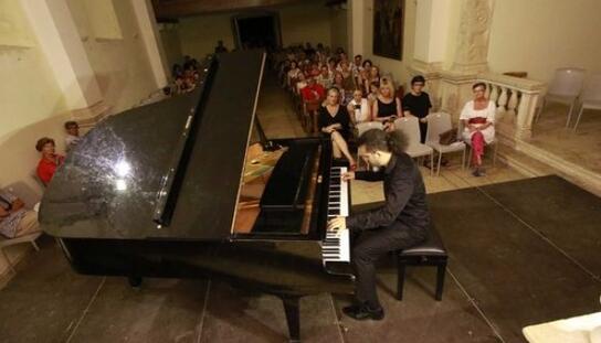 Majstor improvizacije: Hakan Ali Toker otkačenim koncertom i ‘nemogućim’ glazbenim kombinacijama oduševio makarsku publiku