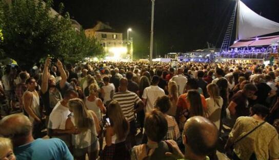 Koncert Prljavog kazališta kruna proslave Dana pobjede: Tisuće Makarana i gostiju na rivi pjevali 'Ružu hrvatsku'