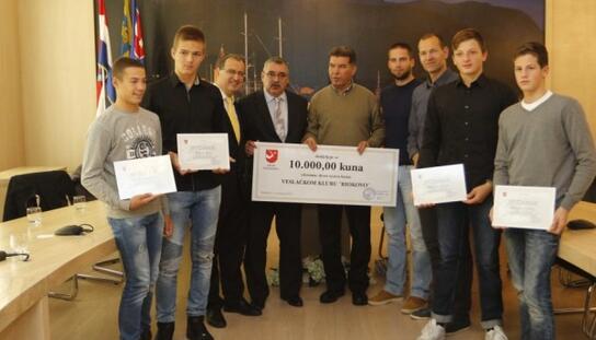 Prijam za državne prvake: Veslačima VK Biokova gradonačelnik uručio čestitku od 10.000 kuna