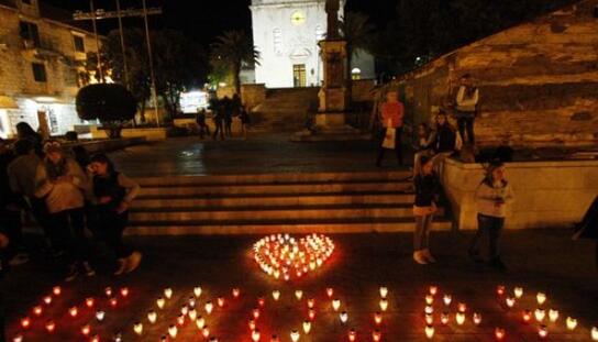 Paljenje svijeća u znak sjećanja na žrtve Vukovara