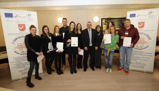 S osmjehom u školu: Gradonačelnik Bilić pomoćnicima u nastavi uručio potvrde o završenoj edukaciji