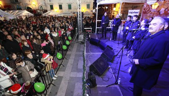 Spektakl u Božićnom gradu: Klapa Intrade napunila Kačićev trg, publika dolazila i trajektom s Brača