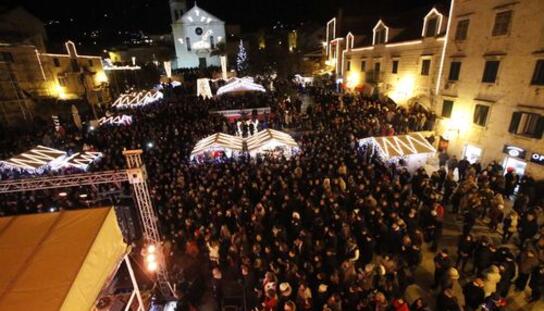 Spektakularan doček u Božićnom gradu: Više od četiri tisuće Makarana i gostiju s grupom Colonia uplovilo u 2017.