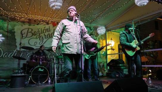 Slavlje na Kačićevom trgu i 1. siječnja: Makarani pjevali uz hitove Marijana Bana