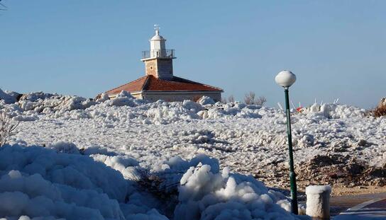 U Makarskoj zbog bure osjet hladnoće  -15, a na vrhu Sv. Jure jutros izmjereno – 23 stupnja