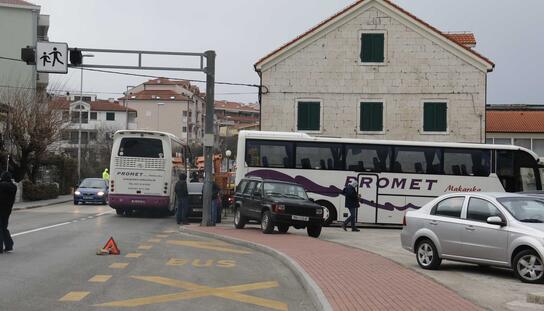Mate Jujnović opet pokušao spriječiti djelatnike HEP-a u postavljanju elektro priključka na zgradi bivše Metaplastike: Policija naložila Prometu da autobus ukloni sa ceste