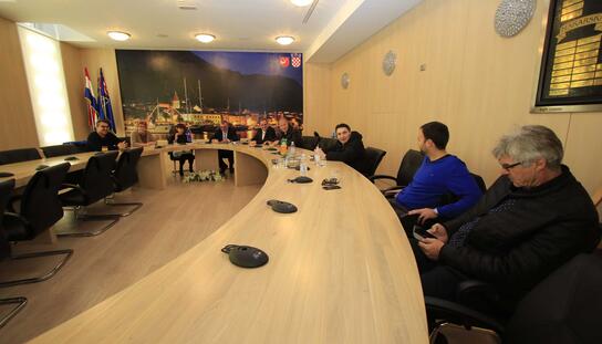 Gradonačelnik Makarske i načelnici Općina Brela, Baška Voda, Tučepi, Podgora na zajedničkom sastanku: Od župana zatražili raspisivanje natječaja za davanje u koncesiju laboratorija u makarskom Domu zdravlja