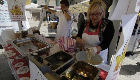 Ukupno 20 izlagača u Makarskoj: Na Trgu 156. brigade svečano otvoren proljetni sajam Domaće je najbolje