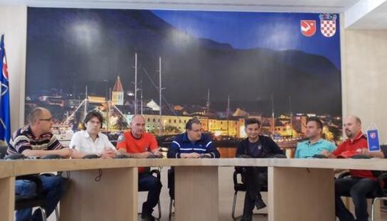 Izvanredna sjednica Stožera civilne zaštite i spašavanja Grada Makarske zbog požara koji je izbio između Makarske i Tučepi