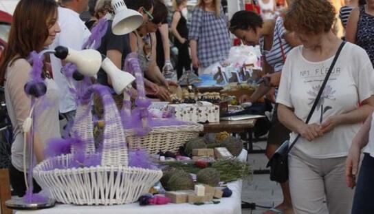 Sedma godina tradicije: Sajam makarskih proizvoda privukao rekordan broj izlagača, šušur trajao sve do kasno navečer
