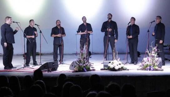 Podizanje zastave na Ljetnoj pozornici: Koncertom klape Cambi započelo Makarsko kulturno ljeto, koje će nam do rujna donijeti preko stotinu kulturnih i zabavnih događanja