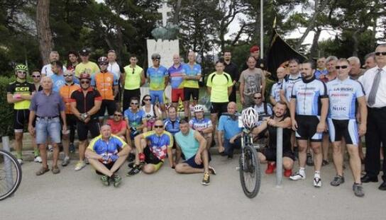 Sudionici Biciklijade ‘Putevima 4-te brigade’ dočekani u Makarskoj: Položili vijenac na Spomenik Hrvatskom branitelju