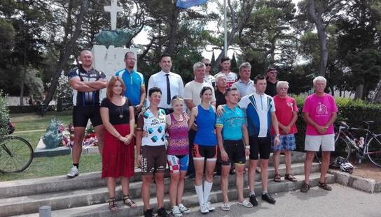 U nedjelju posljednja etapa: Biciklisti ultramaratona Vukovar-Dubrovnik zastali u Makarskoj i poklonili se pred Spomenikom hrvatskom branitelju