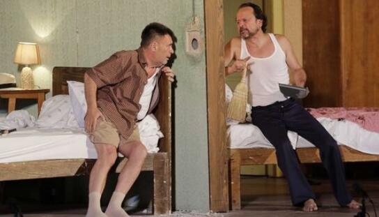 Prva predstava ovogodišnjeg Makarskog kulturnog ljeta napunila ljetnu pozornicu do posljednjeg mjesta: Kazališna adaptacija Buže do suza nasmijala publiku