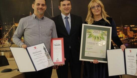 Prijem gradonačelnika Jure Brkana za dobitnike prestižnih priznanja: Konoba Kalalarga i hotel Maritimo vratili turističke nagrade Makarskoj