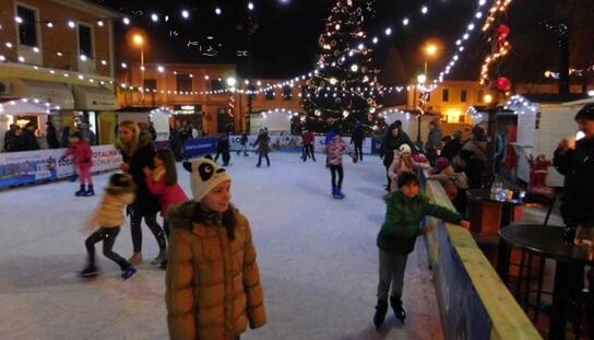 Dođi u Makarsku i nauči klizati: Klizalište na Trgu Tina Ujevića otvara danas u 17 sati