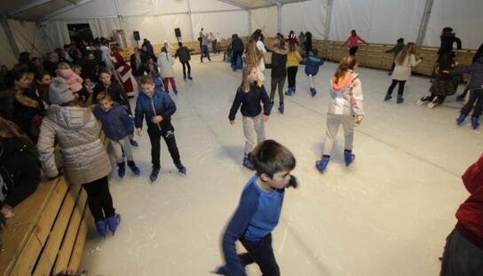 Ledena čarolija na Trgu Tina Ujevića: Prvo makarsko klizalište otvorilo vrata posjetiteljima