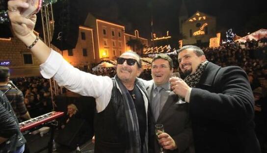 Dvije tisuće Makarana i gostiju dočekalo Novu uz spektakularni vatromet: Rasplesani Kačićev trg pjevao s Bebekom i Roso bendom