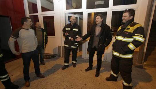 Prvi sati nove godine: Gradonačelnik Jure Brkan i zamjenik Dražen Nemčić obišli makarske policajce, vatrogasce, djelatnike Hitne pomoći i Gradskog centra Osejava